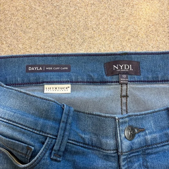 NYDJ Women’s Dayla Wide Cut Off Capri Jean With Lift Tuck Technology Size 12 - Picture 3 of 5